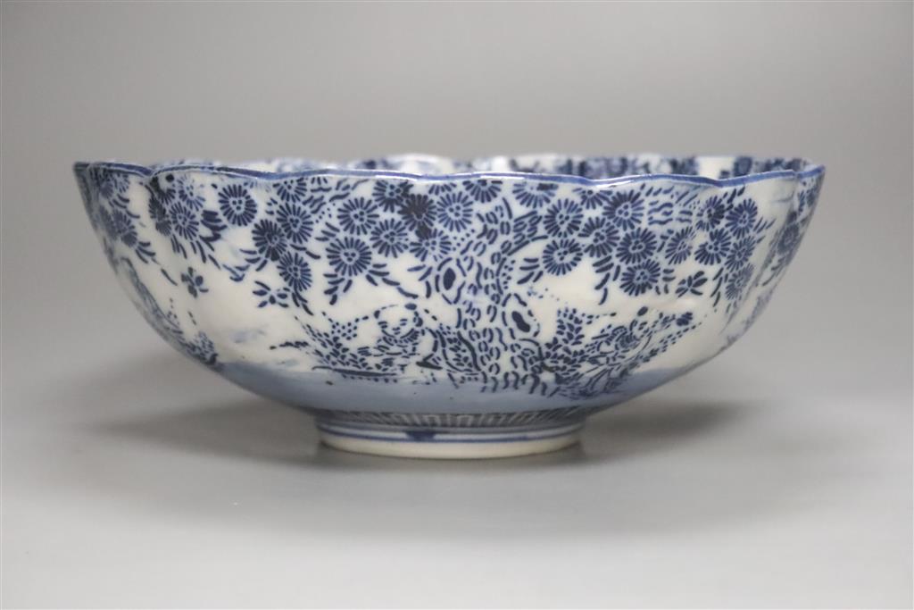 A Japanese porcelain fruit bowl, c.1900, diameter 25cm